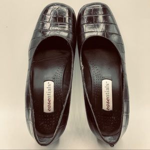 Easentials women’s Shoes sz 8.5 W. black Leather